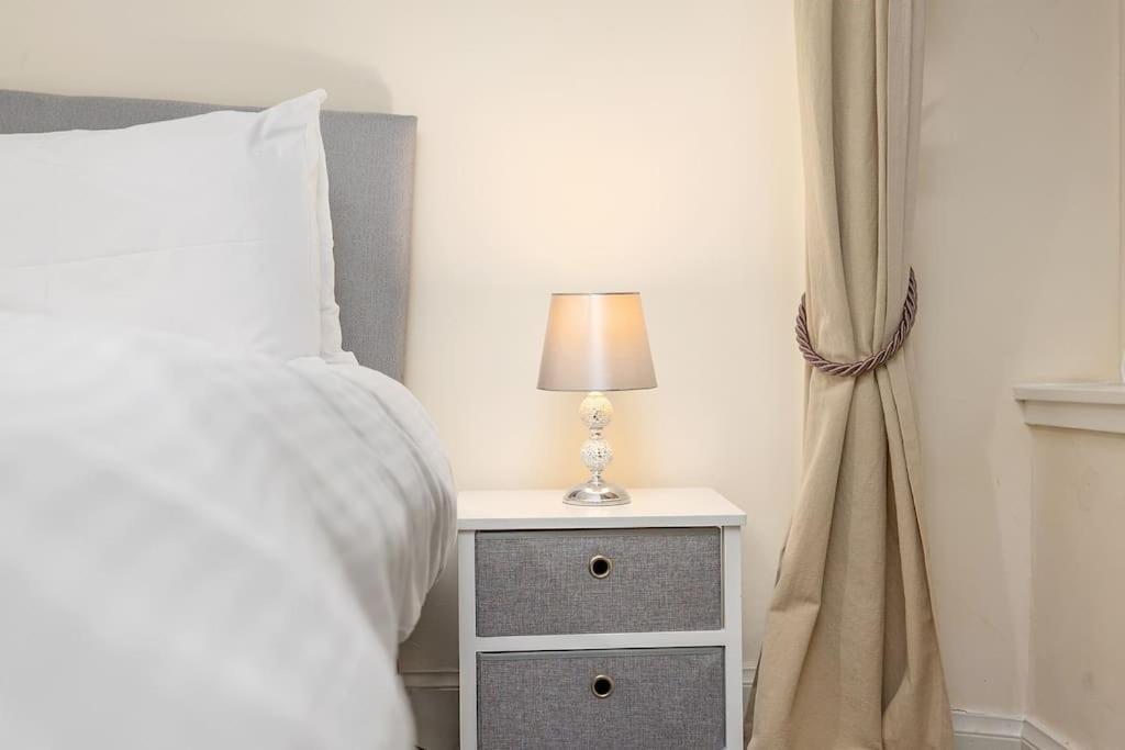 Two Bedroom Apartment-Central Edinburgh-Old Town-Licensed المظهر الخارجي الصورة